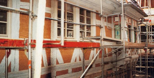 Fassade eines Fachwerkhauses während Sanierung